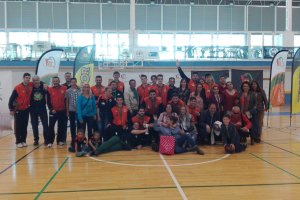 Los campeones en la pista con directos y familiares.