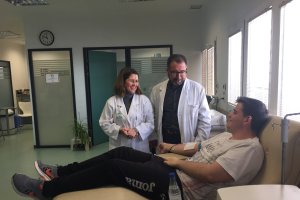 Arif Laarej, director del Centro de Transfusiones con un paciente donante de plasma.