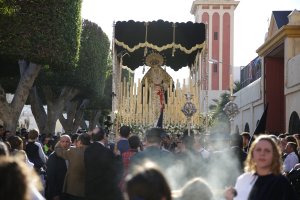 María Santísima de la Estrella se abre paso, majestuosa, entre la gente.