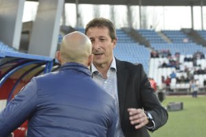 Ramis saluda al técnico del Zaragoza.