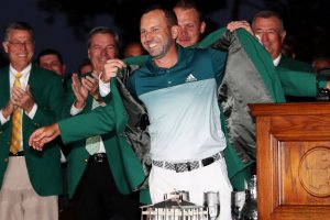 Sergio se pone la chaqueta verde.