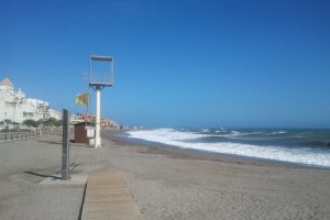 Imagen de la playa de Levante en Almerimar, donde ha tenido lugar el accidente. Fotografía de archivo.
