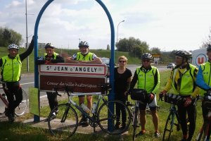 Ciclistas que están recorriendo los 1.569 kilómetros.