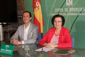 Gracia Fernández, delegada del Gobierno andaluz y José María Martín, responsable territorial de Igualdad, Salud y Políticas Sociales.