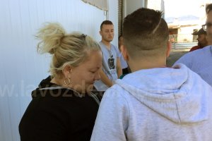 La madre y el hermano de la víctima