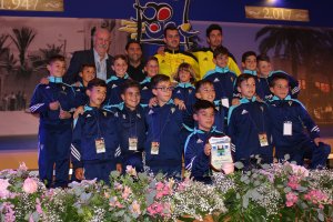 Los niños aclamaron al exseleccionador durante la inauguración del torneo.