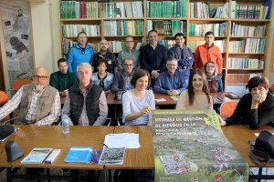 Juanjo Segura no se quiso perder la visita de Manolo Taibo.