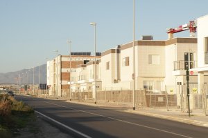 Parque  de viviendas en la capital de Almería aún en construcción.