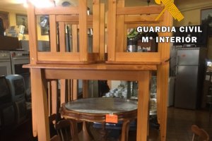 Muebles robados en casa de´l denunciante, en una tienda de segunda mano.