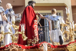 Nuestro Padre Jesús de la Humildad, ante la mirada de una mujer y un bebé.