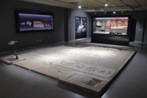 Mosaico romano, bellamente decorado, recuperado del yacimiento de Ciavieja.