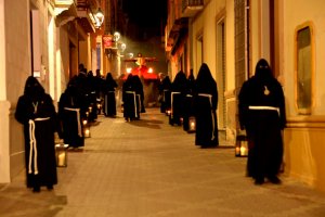Riguroso silencio, anonimato y orden en el Vía Crucis del Cristo del Perdón, en esta ocasión, procesionando por una de las calles estrechas del munic
