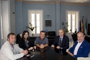 Alcalde y concejal de Carboneras con los representantes de Almeriport durante la reunión.