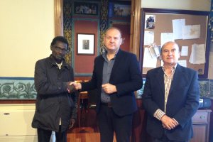 Alcalde y presidente de la Fundación se saludan, en presencia de Antonio Llaguno.