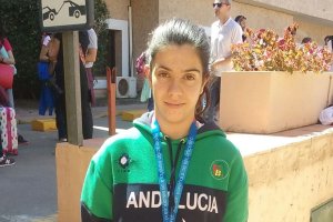 Lucía Hervia con su medalla.