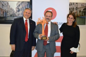 Francisco Torres, en el centro, junto a la presidenta del Colegio, Ana Moreno, y el secretario, Carlos Cano