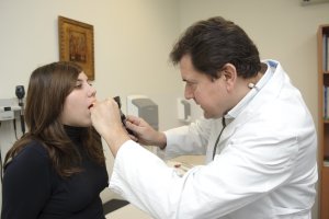 Un médico de familia pasa consulta a una paciente.