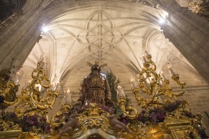Nuestro Padre Jesús en la Oración en el Huerto en una imagen repleta de misticismo en el interior de la Catedral.
