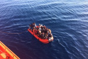 La patera, junto a la Guardamar de Salvamento Marítimo.