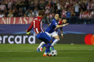 Griezmann lanzando el penalti.