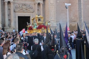 La Cofradía del Santo Sepulcro reanudó su desfile procesional tras realizar la estación de penitencia en la Catedral de la Encarnación.