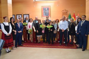 Los componentes de la corporación municipal del Ayuntamiento de Gádor con el alcalde de Almería y los familiares de los cuatro alcaldes homenajeados 
