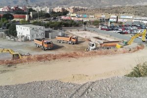 Actuación en la rampa que rodea las instalaciones.