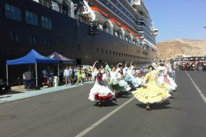Bienvenida a los pasajeros del crucero Oosterdam,  que atracó en Almería en plena feria de agosto.