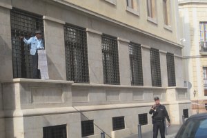 I. S. en la fachada de la Subdelegación del Gobierno este lunes
