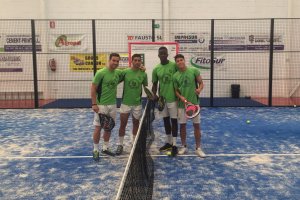 Jugadores antes de iniciar un partido de pádel.