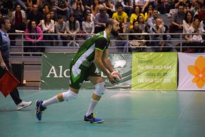 Manu Parres listo para ejecutar el saque.