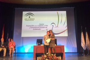 La consejera de Educación entregó el premio.