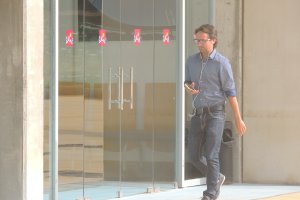 El agente David García, Pirri, este martes por la tarde en la puerta del Patronato.
