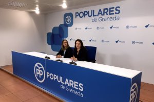Carmen Crespo, ayer, en rueda de prensa acompañada por la parlamentaria popular Marifran Carazo.