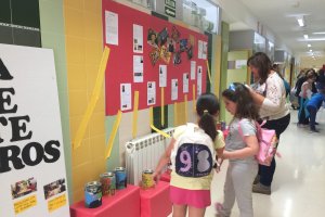 Los pasillos del colegio público Clara Campoamor están repletos de los murales de los diferentes proyectos realizados por los alumnos.