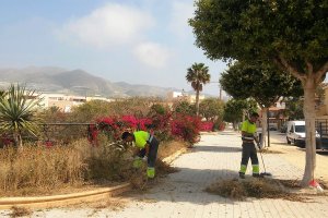 Operarios municipales en el Parque del Cercado.