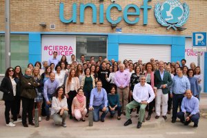 David Bisbal con socios y equipo de Unicef España ayer en Madrid, tras convertirse en embajador de la ONG (Foto: Unicef).
