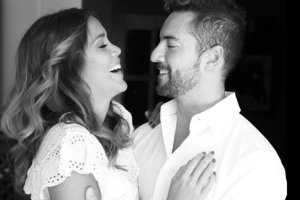 La pareja en una preciosa imagen que refleja su complicidad.