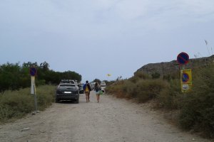 Coches aparcados en zona prohibida en Genoveses.