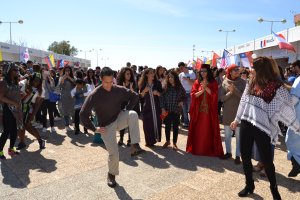 Estudiantes de otros países bailan en la Feria de las Naciones celebrada el año pasado.