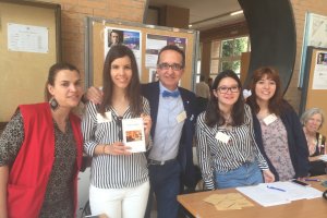 Jesús Isaías Gómez-López, profesor y traductor de Huxley, con alumnas y personal de Picasso.