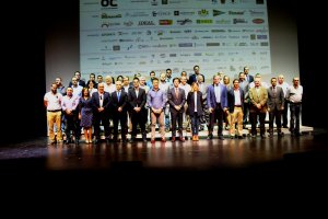 Foto de familia tras el acto de respaldo al festival.