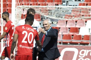 Alfonso García dando cariño a sus jugadores.