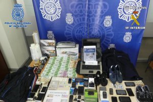 Material y dinero incautado por la Policía Nacional y la Guardia Civil.