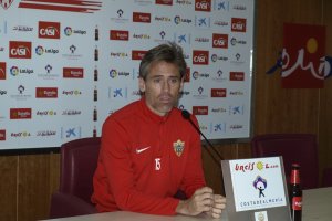 Corona en rueda de prensa.