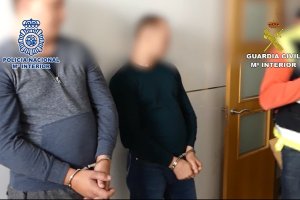Dos detenidos durante el registro en Villablanca