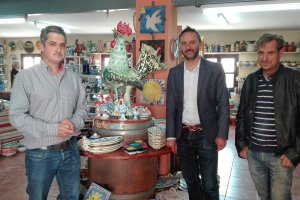 El delegado ha visitado al maestro artesano.