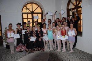 Alumnas de la Escuela de Danza con todas las medallas obtenidas.