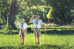 Niños se divierten en una actividad organizada durante un campamento de verano.