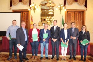 El delegado de Igualdad acompañado por los representantes de Diputación y de los ayuntamientos participantes.